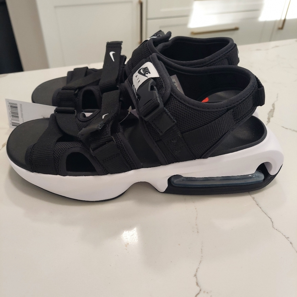 Nike woman’s air max sol black white straps buckle sandals Sneakers size 10 NWT